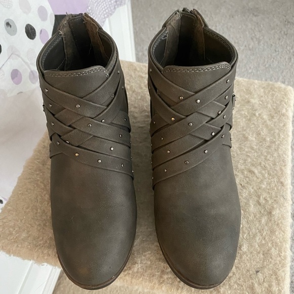 Like new, worn twice. Super comfortable and cute. One-half inch heel - Picture 3 of 3